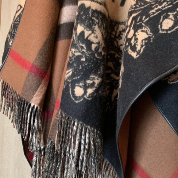 Burberry Reversible Stylish Tan and Black Women's Shawl - Picture 8 of 8